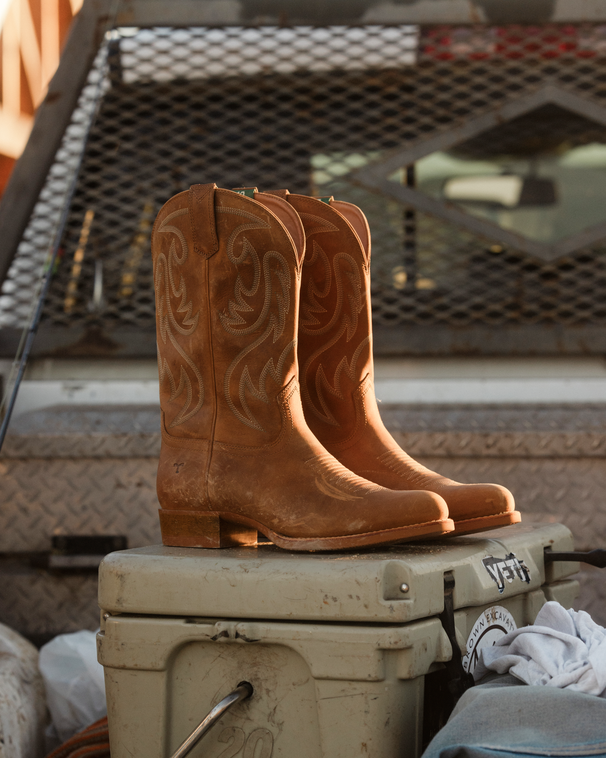 The Buck - Light Tobacco Cowhide