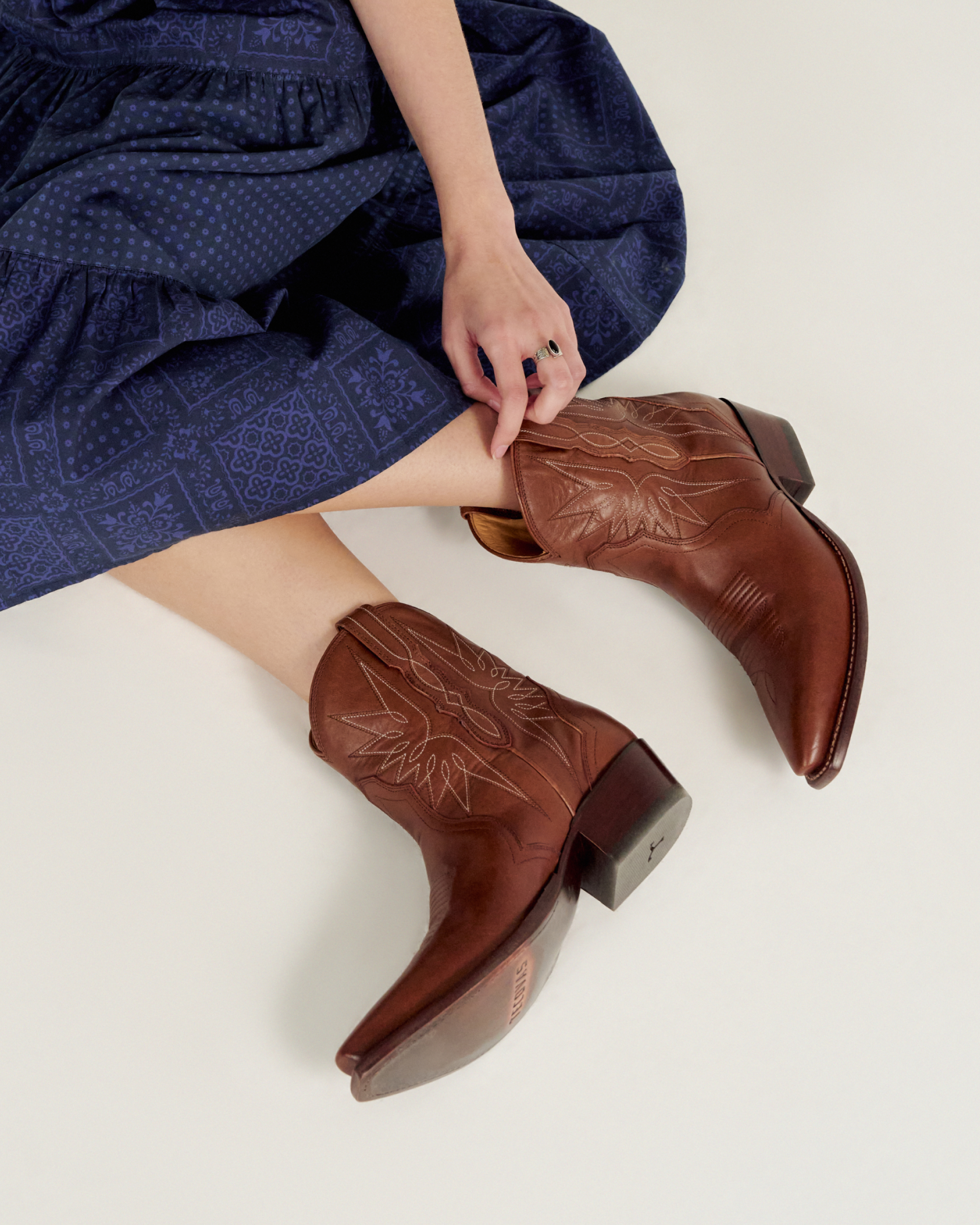 The Lynn - Saddle Cowhide